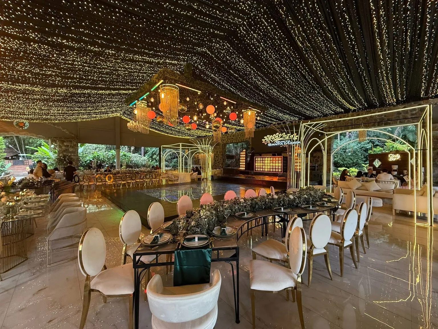 Salón elegante decorado para graduación