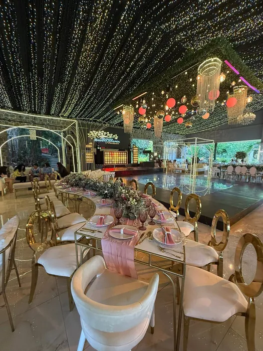 Mesa de graduación y escenario