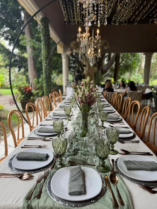 Mesa larga en jardín con candelabros