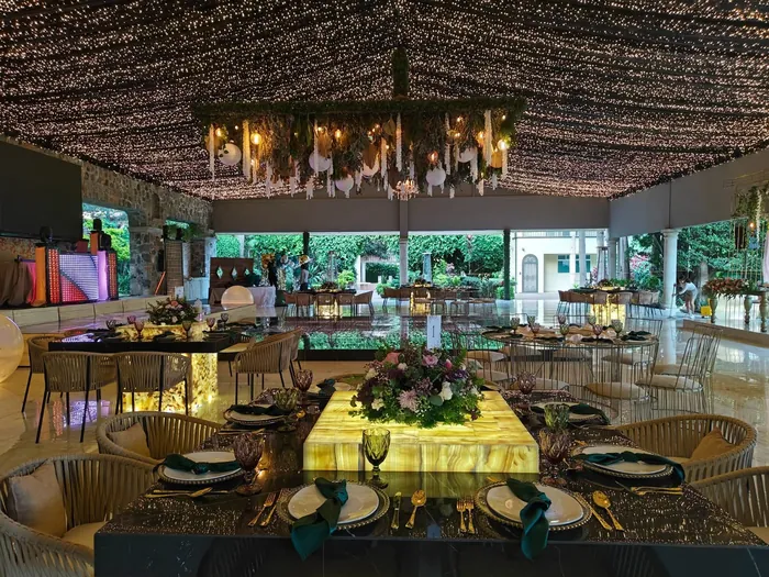 Salón con luces y mesas decoradas