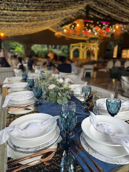 Detalle de mesa con copas azules
